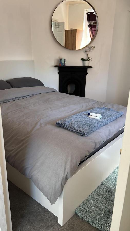 Complete 1 Bedroom Apartment With Wi-Fi, Kitchen, Tv In Heart Of Chiswick, London Exterior photo