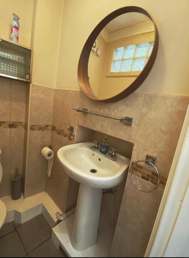 Complete 1 Bedroom Apartment With Wi-Fi, Kitchen, Tv In Heart Of Chiswick, London Exterior photo